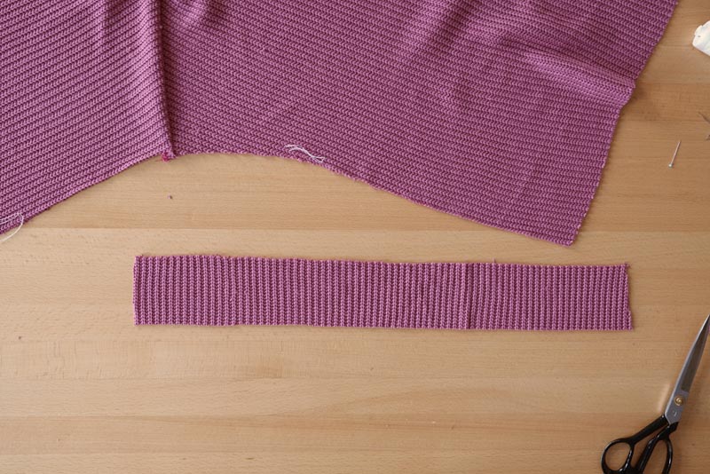 Snadné šití pro začátečníky. Návod jak ušít jednoduchý dámský svetr. Lemování průkrčníku (výstřihu proužkem na polovinu)