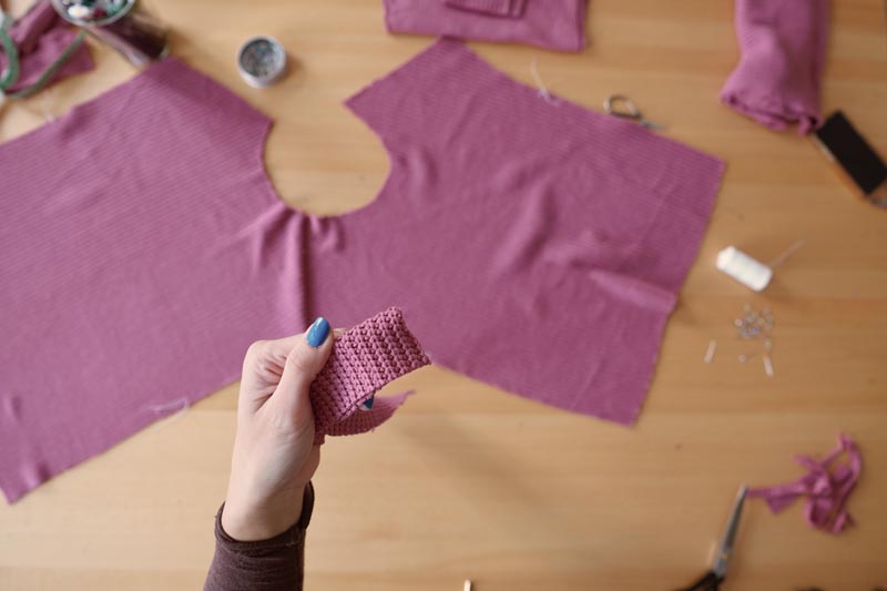 Snadné šití pro začátečníky. Návod jak ušít jednoduchý dámský svetr. Lemování průkrčníku (výstřihu proužkem na polovinu)