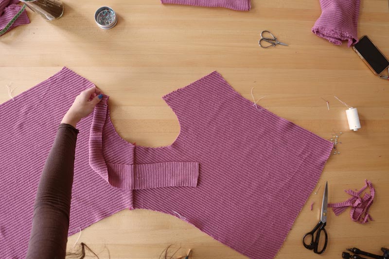 Snadné šití pro začátečníky. Návod jak ušít jednoduchý dámský svetr. Lemování průkrčníku (výstřihu proužkem na polovinu)