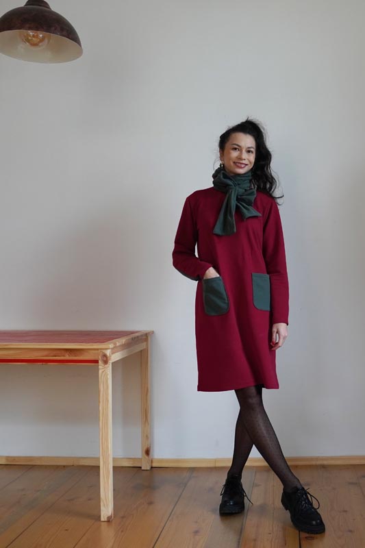 Střih a návod na šití dámských variabilních teplých šatů s kapucí a kapsami