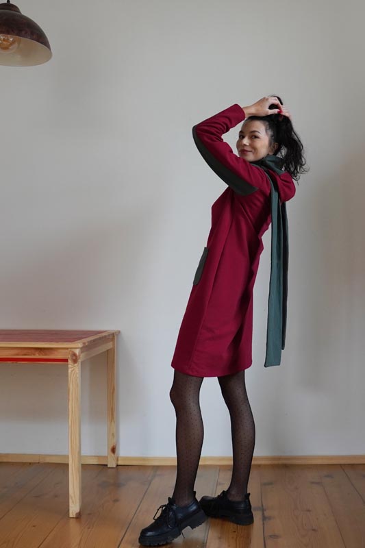 Střih a návod na šití dámských variabilních teplých šatů s kapucí a kapsami