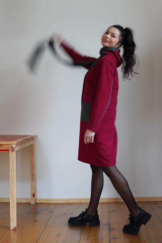 Střih a návod jak ušít dámské šaty s kapucí a kapsami. Postup krok za krokem zdarma