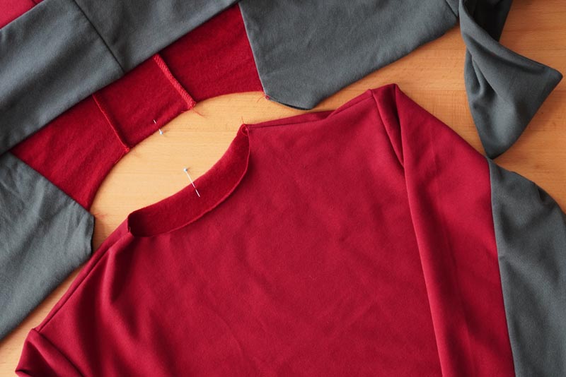 Jak ušít dámské šaty - všití kapuce do průkrčníku (výstřihu)