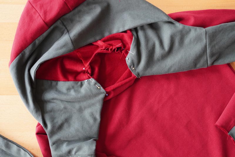 Jak ušít dámské šaty - všití kapuce do průkrčníku (výstřihu)