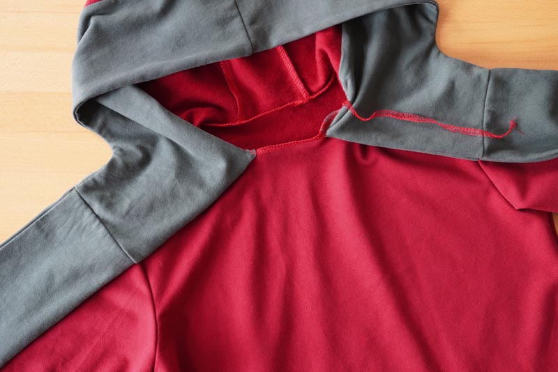 Jak ušít dámské šaty - všití kapuce do průkrčníku (výstřihu)