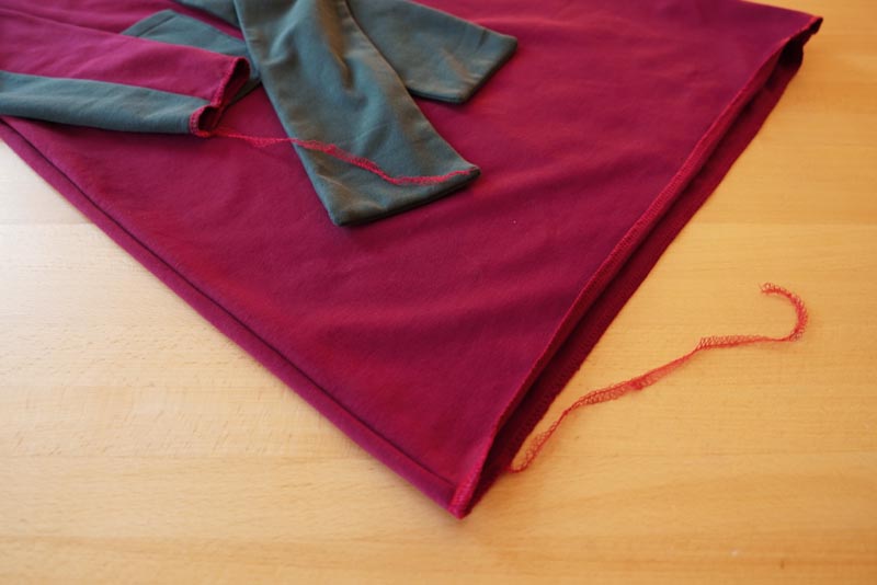 Jak ušít dámské šaty - dokončení lemů rukávů a spodního lemu šatů