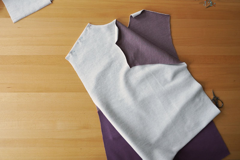 Podrobný návod jak ušít pohodlné dámské mikinové šaty - pravý ramenní šev