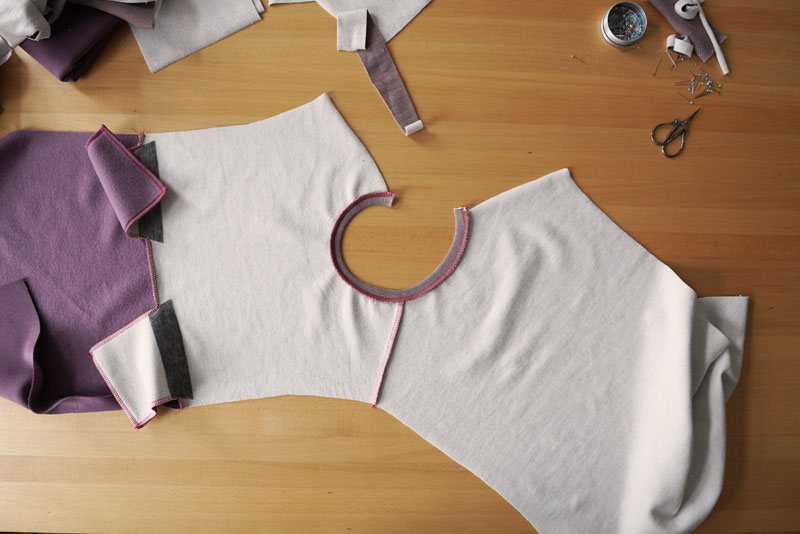 Podrobný návod jak ušít pohodlné dámské mikinové šaty - lemování průkrčníku proužkem na polovinu