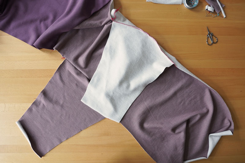 Podrobný návod jak ušít pohodlné dámské mikinové šaty - našití rukávů