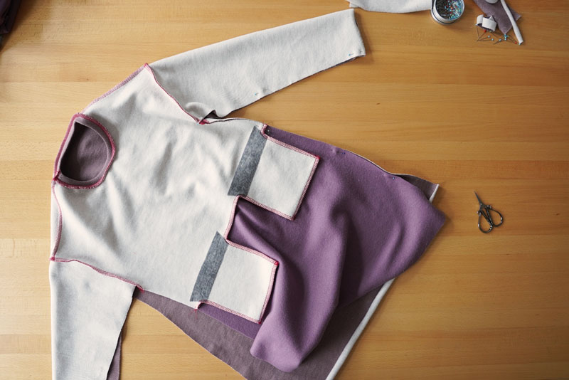 Podrobný návod jak ušít pohodlné dámské mikinové šaty - sešití rukávových a bočních švů