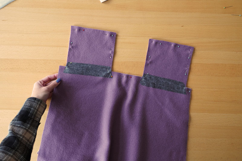 Podrobný návod jak ušít pohodlné dámské mikinové šaty - sesazovací šev v předním dílu a kapsy