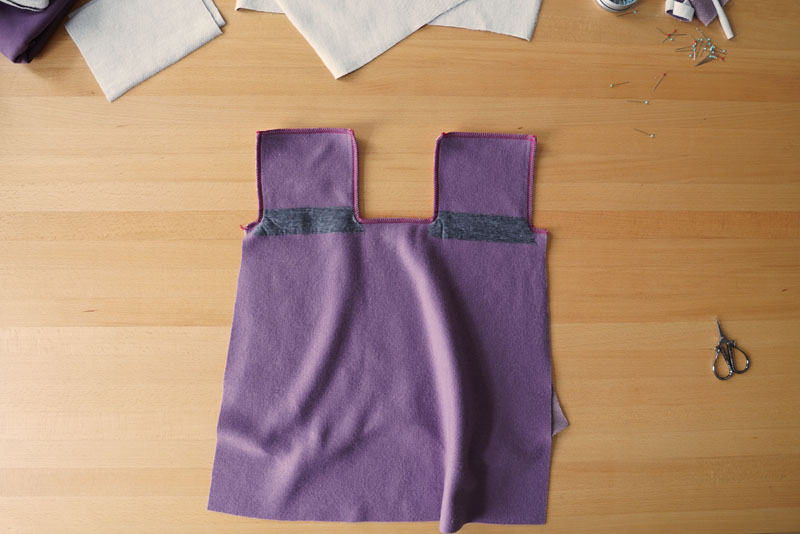 Podrobný návod jak ušít pohodlné dámské mikinové šaty - sesazovací šev v předním dílu a kapsy