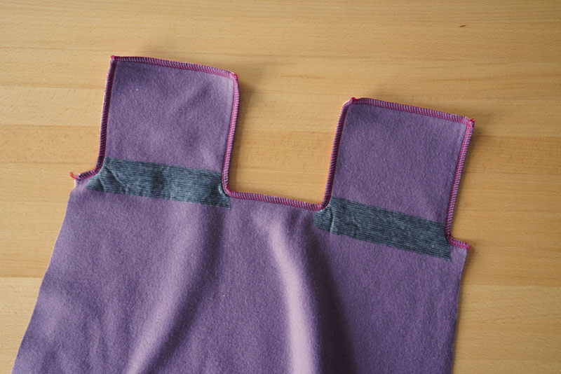 Podrobný návod jak ušít pohodlné dámské mikinové šaty - sesazovací šev v předním dílu a kapsy