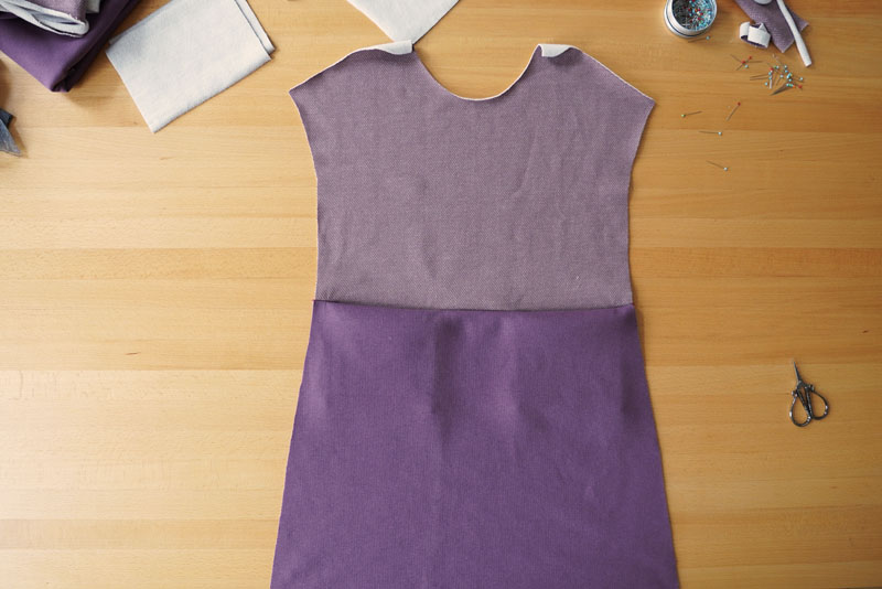 Podrobný návod jak ušít pohodlné dámské mikinové šaty - sesazovací šev v předním dílu a kapsy