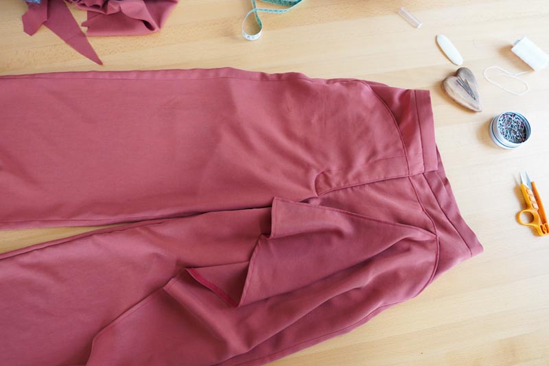 Jak ušít dámské volné kalhoty - dokončení překrytí