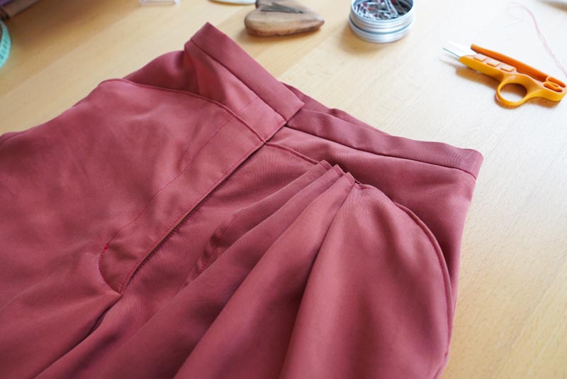 Jak ušít dámské volné kalhoty - dokončení překrytí