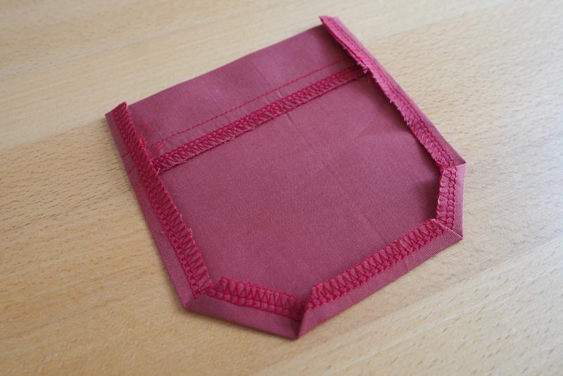 Jak ušít dámské volné kalhoty - zadní nakládané kapsy