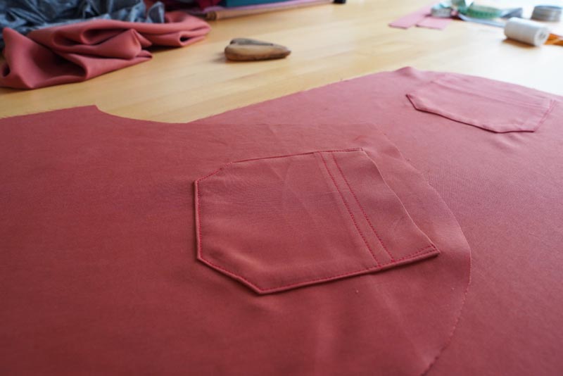 Jak ušít dámské volné kalhoty - zadní nakládané kapsy