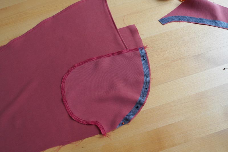 Jak ušít dámské volné kalhoty - zadní nakládané kapsy, překrytí