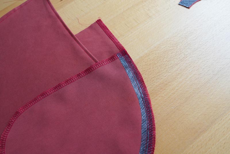 Jak ušít dámské volné kalhoty - zadní nakládané kapsy, překrytí