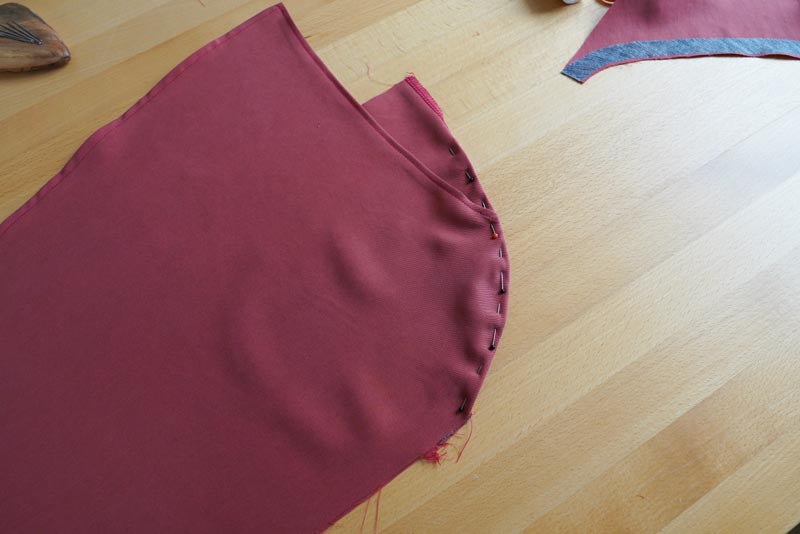 Jak ušít dámské volné kalhoty - zadní nakládané kapsy, překrytí