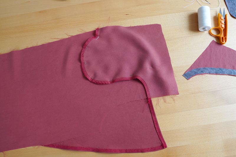 Jak ušít dámské volné kalhoty - zadní nakládané kapsy, překrytí