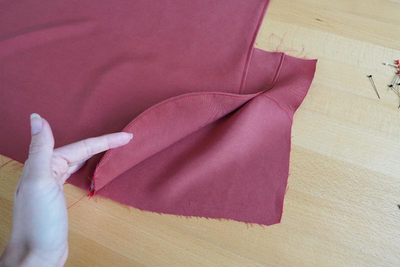 Jak ušít dámské volné kalhoty - zadní nakládané kapsy, překrytí