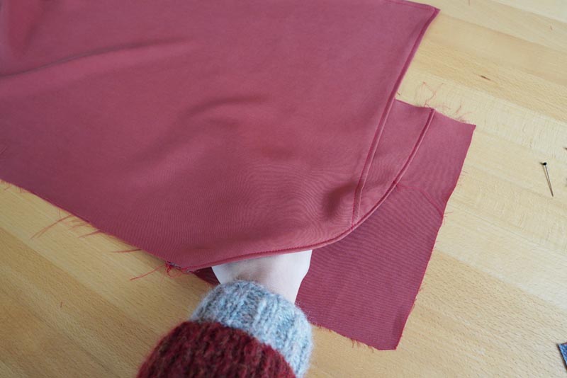 Jak ušít dámské volné kalhoty - zadní nakládané kapsy, překrytí