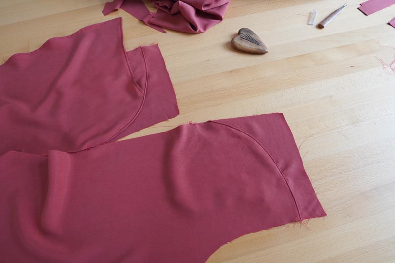 Jak ušít dámské volné kalhoty - zadní nakládané kapsy