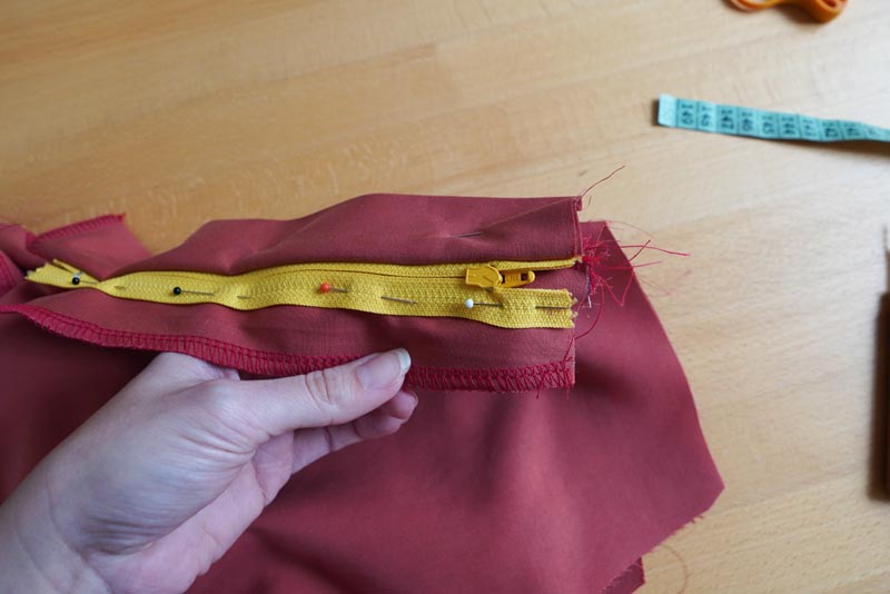 Jak ušít dámské volné kalhoty - rozparek na zip / poklopec