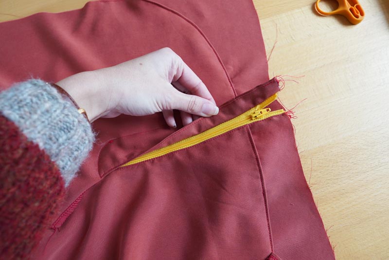 Jak ušít dámské volné kalhoty - rozparek na zip / poklopec