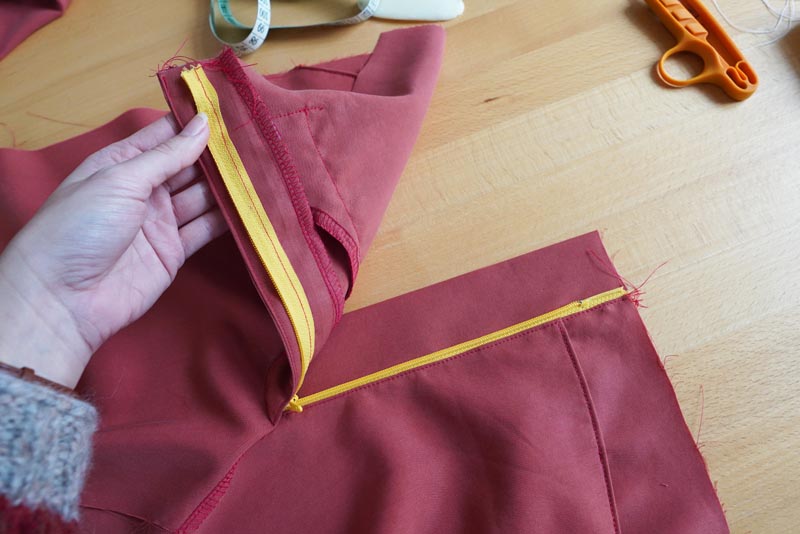 Jak ušít dámské volné kalhoty - rozparek na zip / poklopec