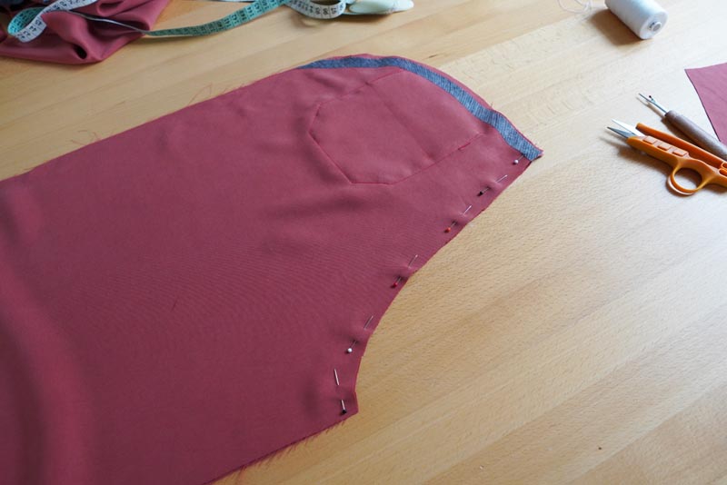 Jak ušít dámské volné kalhoty - zadní sedový šev