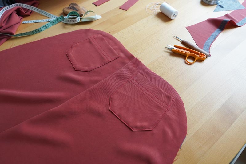 Jak ušít dámské volné kalhoty - zadní sedový šev