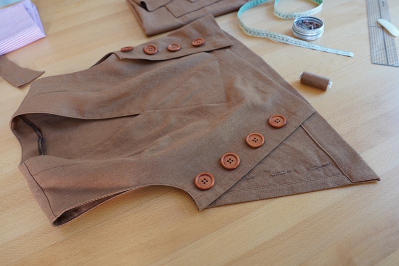 Střih na dámskou variabilní vestu - Našití knoflíků