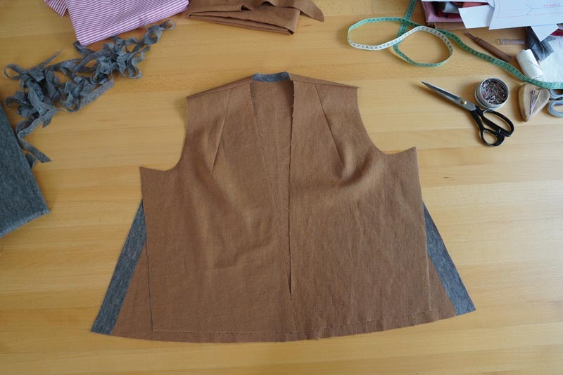 Střih na dámskou variabilní vestu - ramenní švy