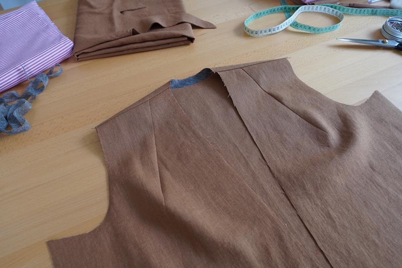 Střih na dámskou variabilní vestu - ramenní švy