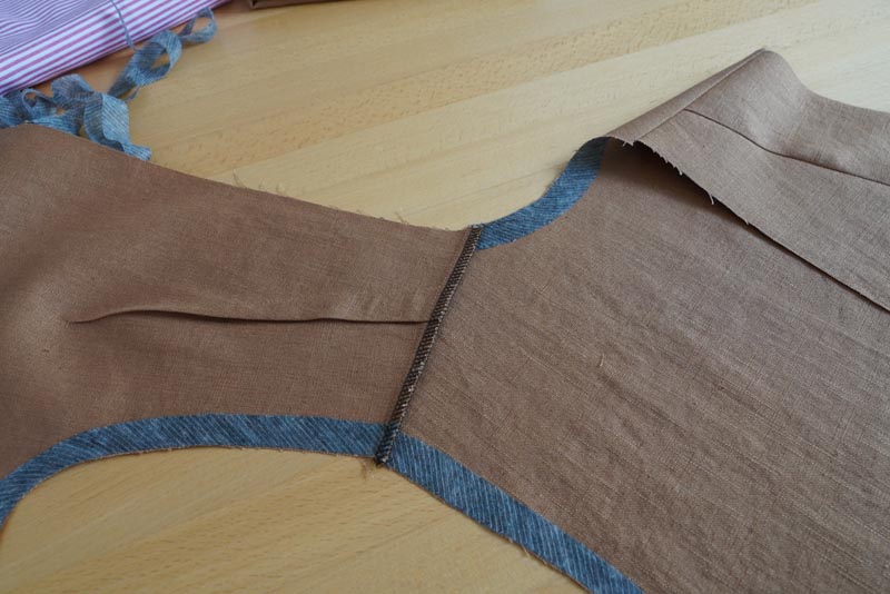 Střih na dámskou variabilní vestu - ramenní švy