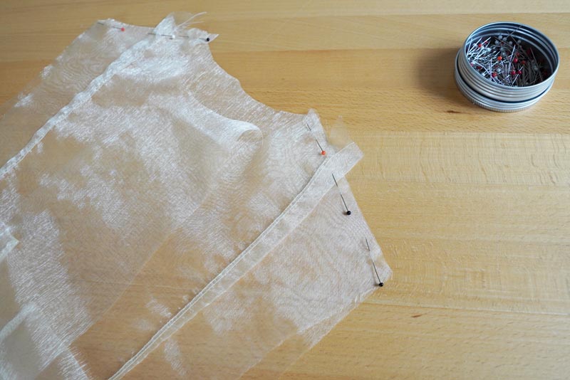 Střih na dámskou košili s klasickým límcem a krátkým rukávem + návod jak ušít košili - ramenní švy