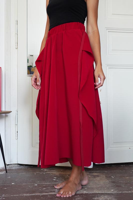 Střih a návod jak ušít dámskou maxi sukni s kapsami a pasem do gumy. Variabilní krycí díly je možné zavazovat a nosit na několik způsobů