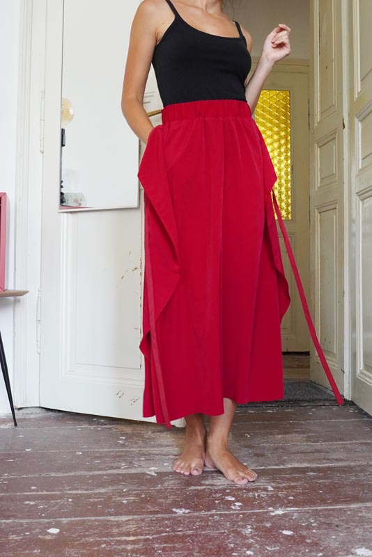 Střih a návod jak ušít dámskou maxi sukni s kapsami a pasem do gumy. Variabilní krycí díly je možné zavazovat a nosit na několik způsobů