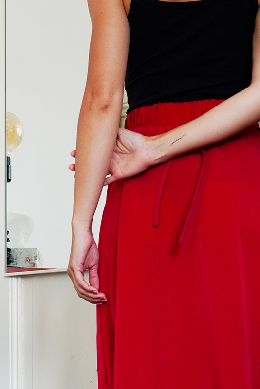 Střih a návod jak ušít dámskou maxi sukni s kapsami a pasem do gumy. Variabilní krycí díly je možné zavazovat a nosit na několik způsobů