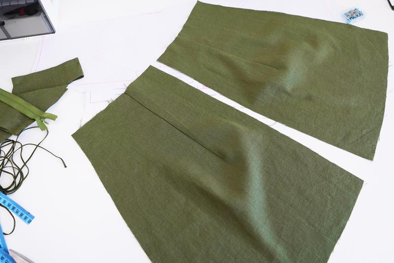 Střih a návod jak ušít dámské lněné šaty se špagetovými ramínky a odhalenými zády - pasové záševky v zadním dílu