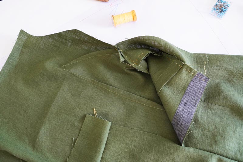 Střih a návod jak ušít dámské lněné šaty se špagetovými ramínky a odhalenými zády - stehování pro první zkoušku