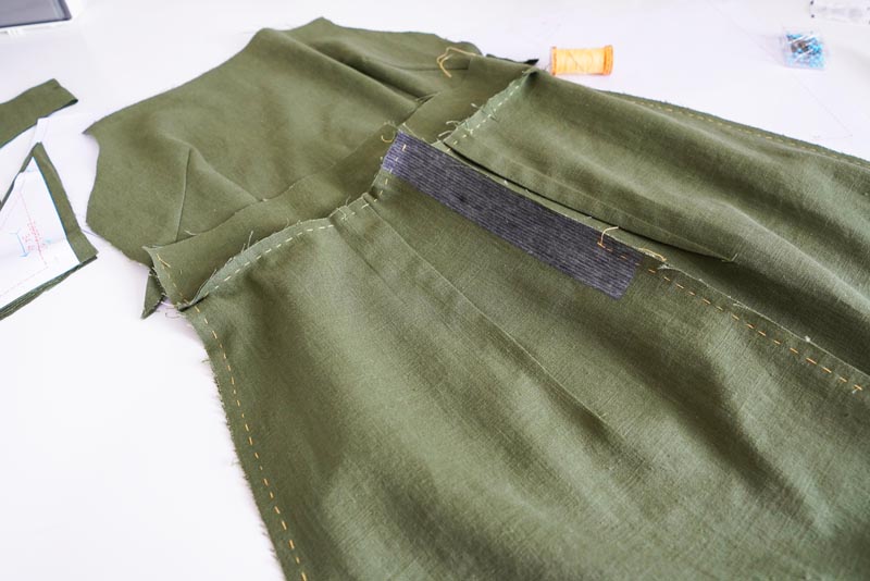 Střih a návod jak ušít dámské lněné šaty se špagetovými ramínky a odhalenými zády - stehování pro první zkoušku