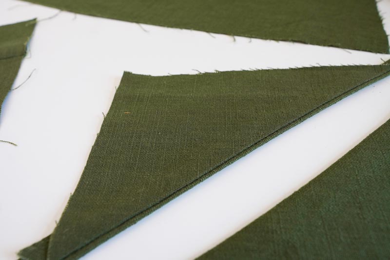 Střih a návod jak ušít dámské lněné šaty se špagetovými ramínky a odhalenými zády - zadní díly