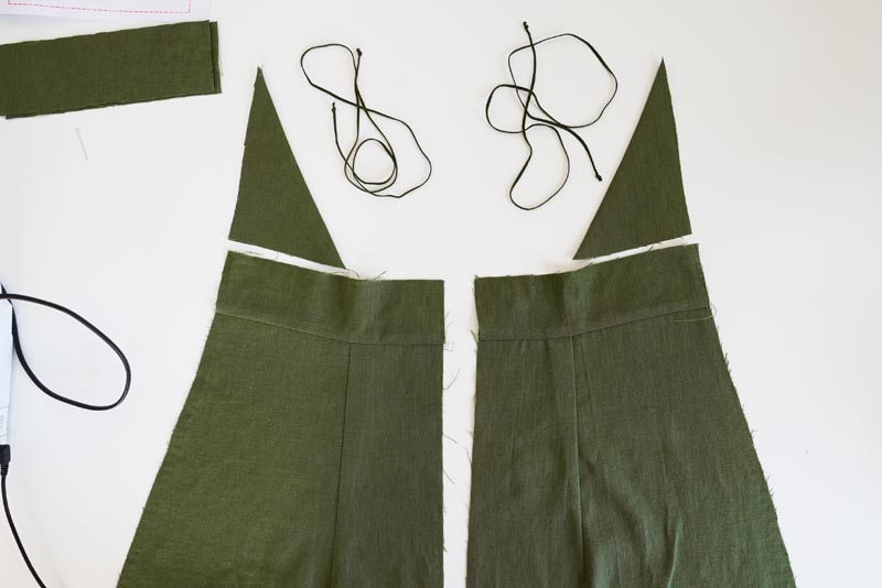 Střih a návod jak ušít dámské lněné šaty se špagetovými ramínky a odhalenými zády - kompletace zadních dílů