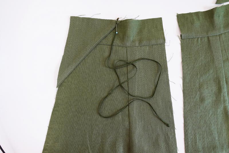 Střih a návod jak ušít dámské lněné šaty se špagetovými ramínky a odhalenými zády - kompletace zadních dílů