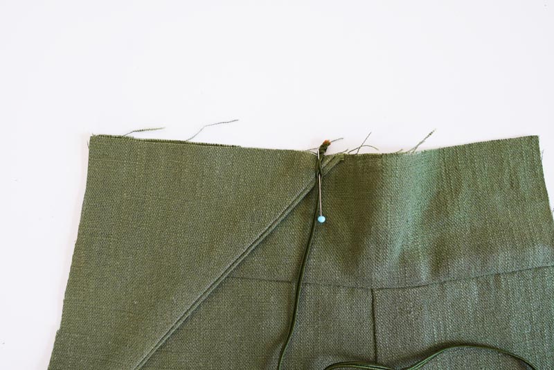 Střih a návod jak ušít dámské lněné šaty se špagetovými ramínky a odhalenými zády - kompletace zadních dílů