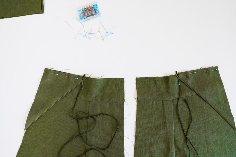 Střih a návod jak ušít dámské lněné šaty se špagetovými ramínky a odhalenými zády - kompletace zadních dílů